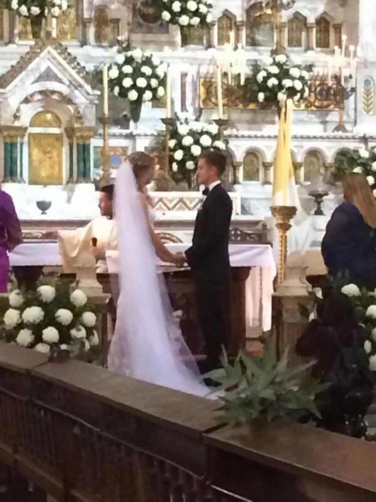 Los novios, en el altar de la iglesia (Foto: @joeleit).