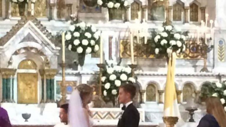 Los novios, en el altar de la iglesia (Foto: @joeleit).