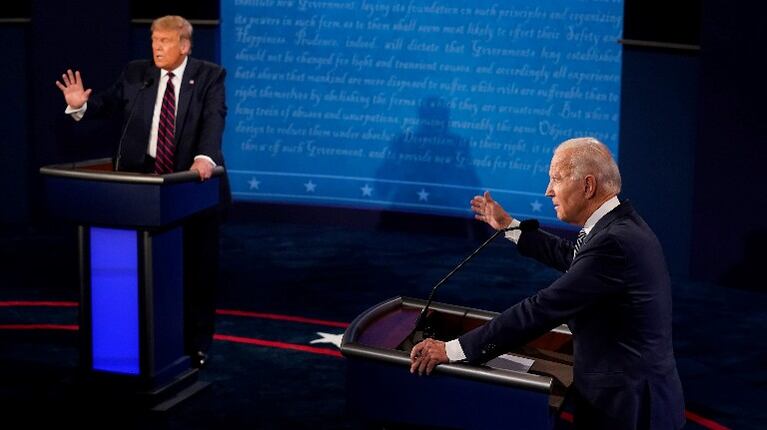  Los organizadores del debate entre Trump y Biden apagarán los micrófonos para evitar interrupciones. Foto: AFP.