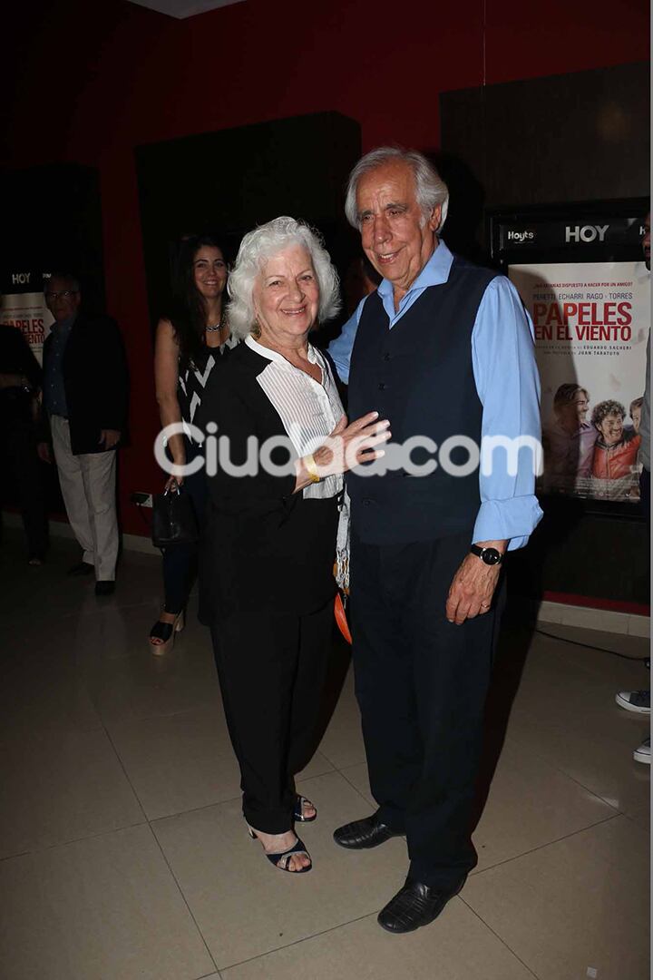 Los padres de Nancy Dupláa también fueron al estreno.  (Foto: Movilpress)