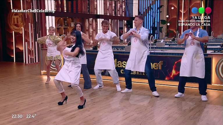 Los participantes de Masterchef Celebrity despidieron a Marixa Balli con un baile de 'la Cachaca' (Foto: captura de Telefé).