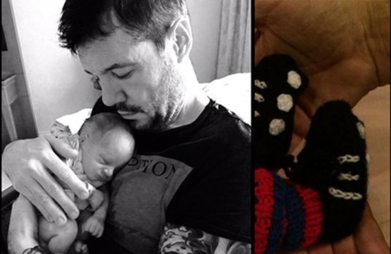 Los primeros "botines" del bebé de Marcelo Tinelli. (Fotos: Twitter @cuervotinelli @guillevaldes)