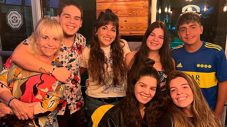 Los primos Maradona con Claudia Villafañe.