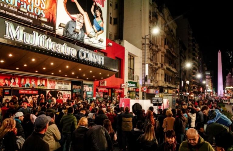 Los protagonistas de La mujer de al lado saludaron a vecinos y turistas en la nueva Calle Corrientes