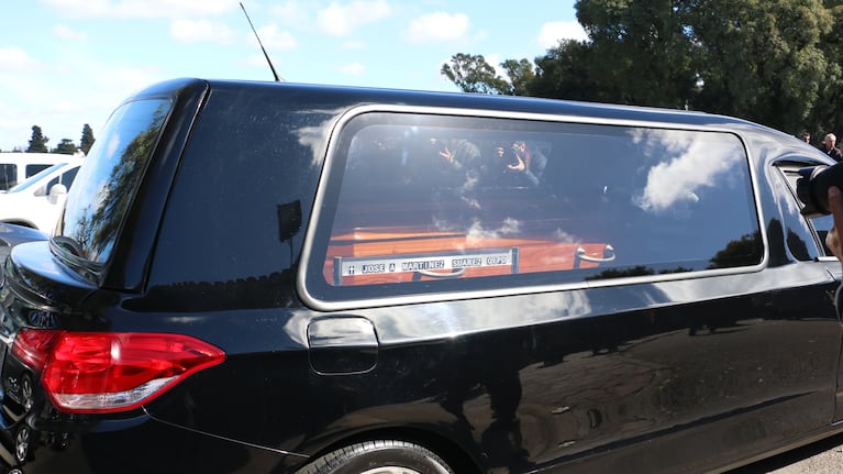 Los restos de José Martínez Suárez fueron despedidos en el cementerio de la Chacarita. (Foto: Movilpress)