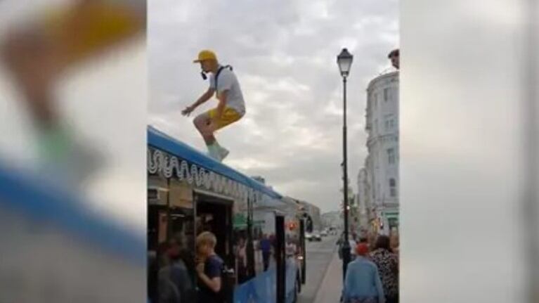 Los reyes del parkour, dan una vuelta en el bus... ¡subidos al techo!