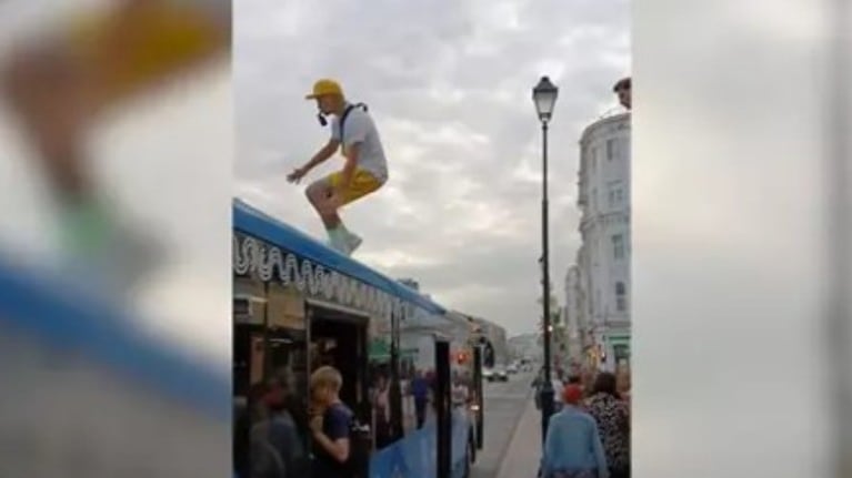 Los reyes del parkour, dan una vuelta en el bus... ¡subidos al techo!
