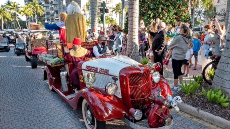 Los Reyes Magos llegan en un antiguo camión de bomberos 