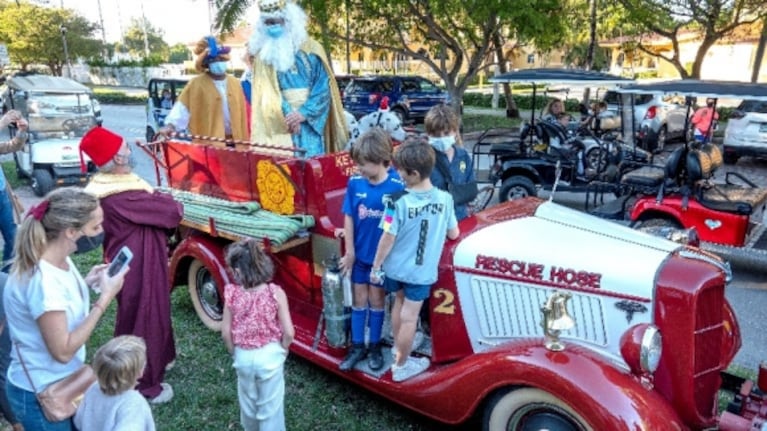 Los Reyes Magos llegan en un antiguo camión de bomberos 