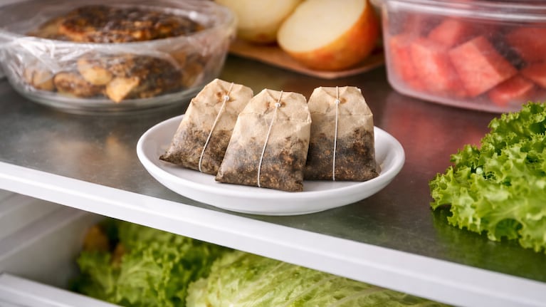Los saquitos de té en la heladera ayudan a neutralizar los malos olores. Foto: (imagen creada con IA)