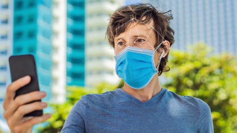 Los sistemas de reconocimiento facial identifican mejor los rostros con mascarillas. Foto: EP.