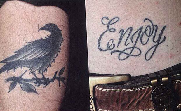 Los tatuajes de Soffritti: un cuervo en la pierna (por San Lorenzo) y "disfrutá" en inglés, en la pelvis...  (Fotos: Gente)