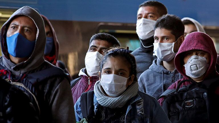 Los trabajadores del taller del Teatro Cervantes fabrican mil tapabocas por día y los donan a la Provincia