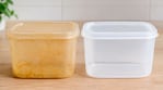 Los tuppers se te ponen feos: cómo blanquear los plásticos amarillentos con trucos caseros (foto creada con IA)