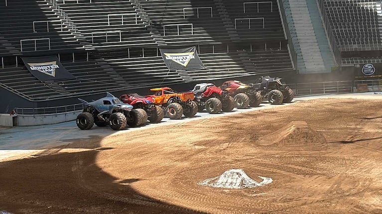 Los vehículos listos para empezar el espectáculo de Monster Jam (Foto: Hernán Khatchadourian)