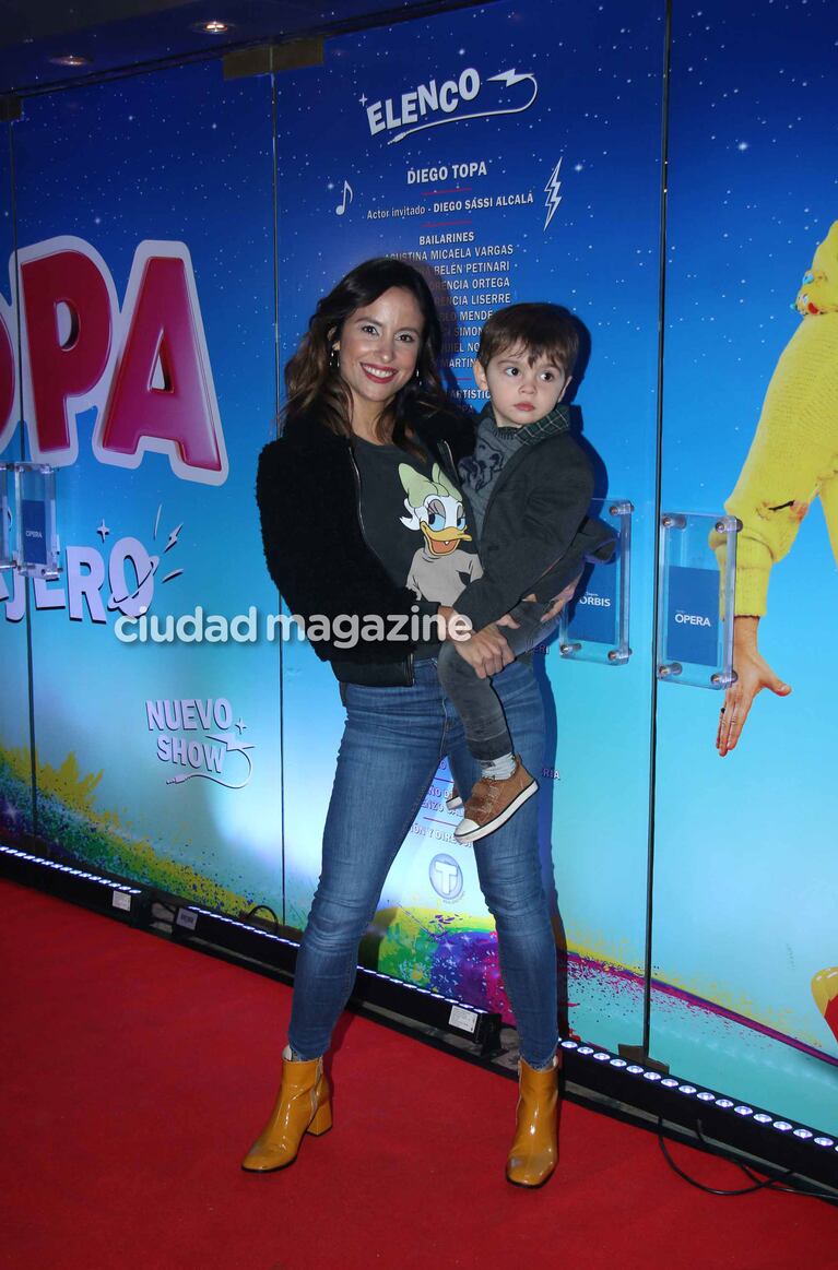Lourdes Sánchez con su hijo en el show de Topa (Foto: Movilpress)