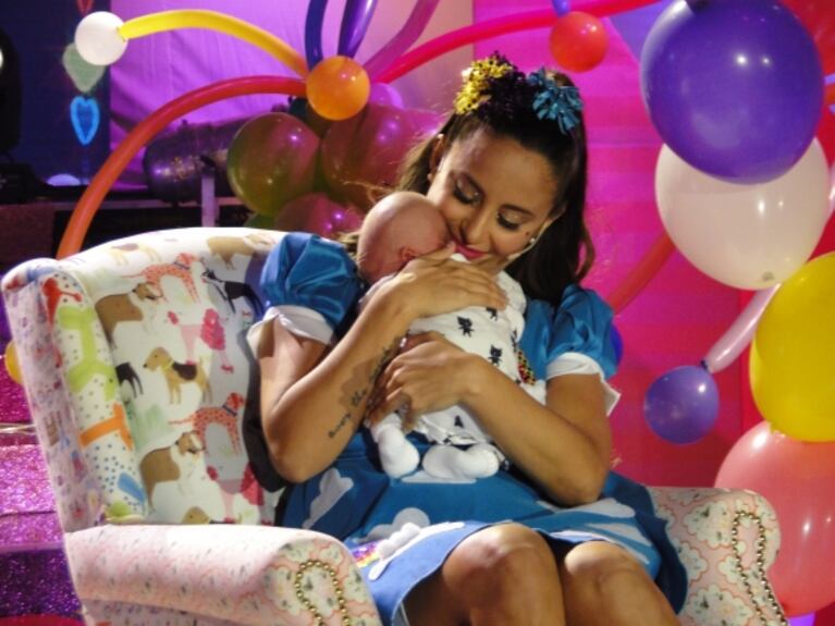 Lourdes Sánchez presentó a Valentín en su programa El Universo de Lourdes: "Me di cuenta de que un hijo es el regalo más maravilloso que te puede hacer la vida"
