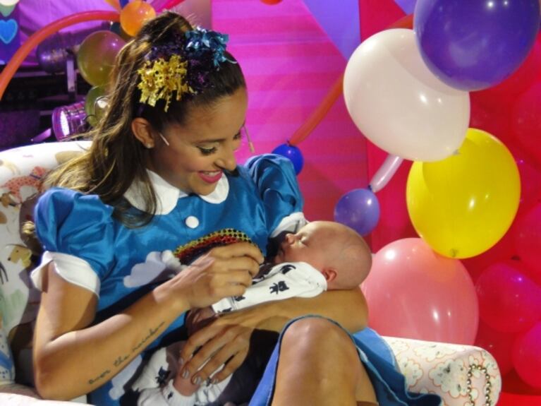 Lourdes Sánchez presentó a Valentín en su programa El Universo de Lourdes: "Me di cuenta de que un hijo es el regalo más maravilloso que te puede hacer la vida"