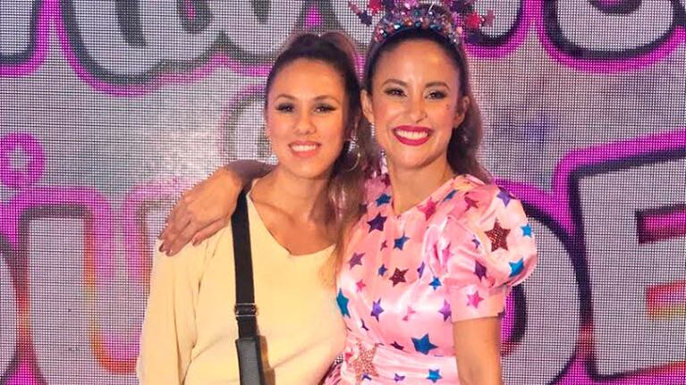 Lourdes Sanchez recibió la visita de Barby Silenzi con Elenita en el teatro