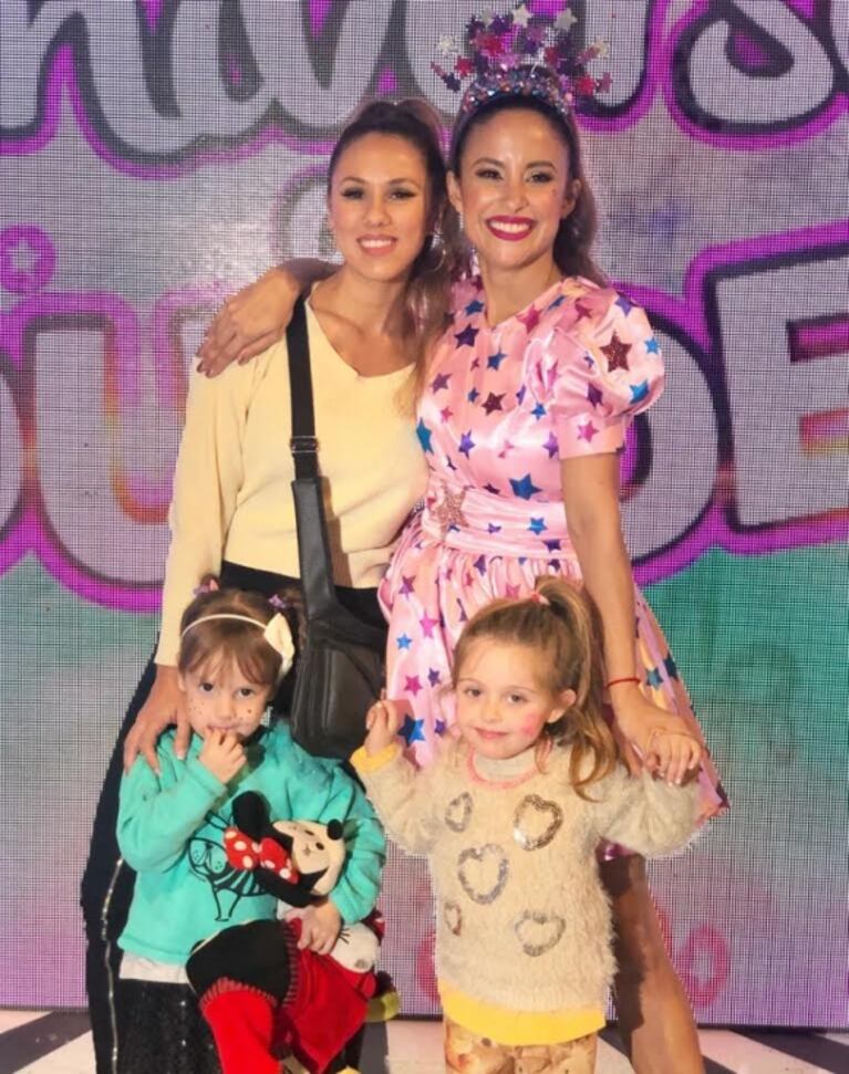 Lourdes Sanchez recibió la visita de Barby Silenzi con Elenita en el teatro