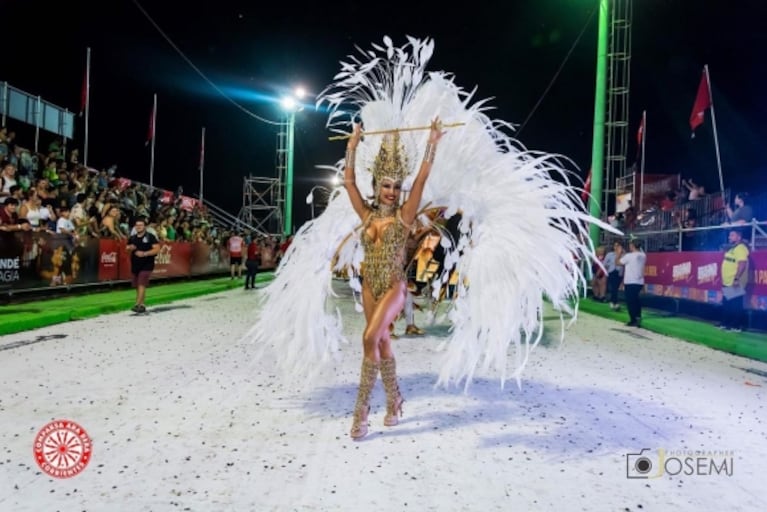 Lourdes Sánchez se calzó las plumas y deslumbró en el Carnaval de Corrientes