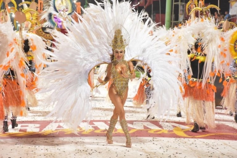 Lourdes Sánchez se calzó las plumas y deslumbró en el Carnaval de Corrientes