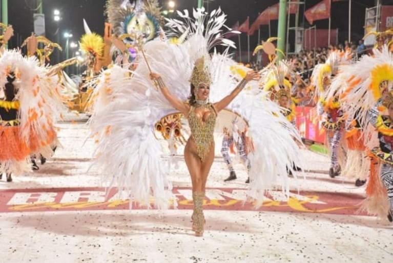 Lourdes Sánchez se calzó las plumas y deslumbró en el Carnaval de Corrientes