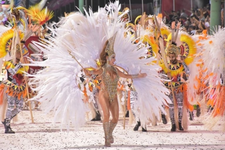 Lourdes Sánchez se calzó las plumas y deslumbró en el Carnaval de Corrientes