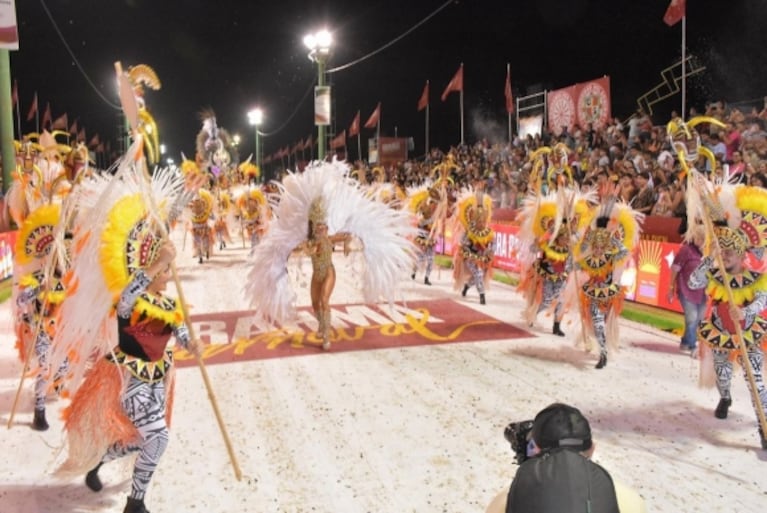 Lourdes Sánchez se calzó las plumas y deslumbró en el Carnaval de Corrientes