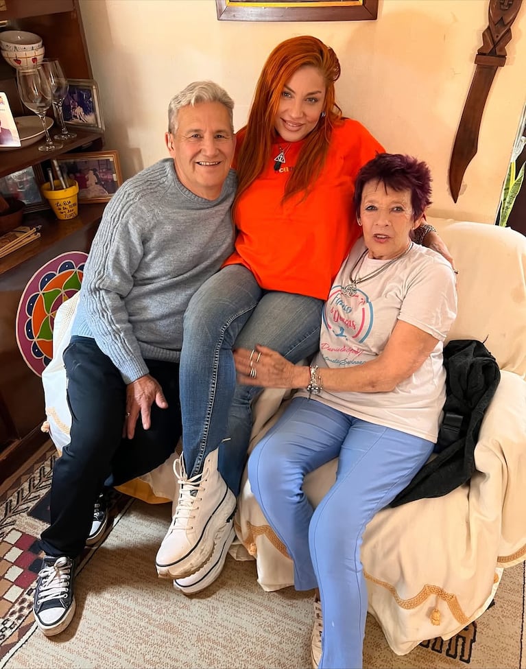 Lourdes Sánchez visitó a su mamá y su familia a dos semanas del escándalo (Foto: Instagram @lowrdez)