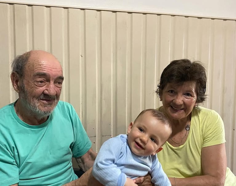 Luca Cubero y sus abuelos (Foto: Instagram/@fabiancuberooficial).