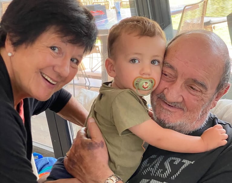 Luca Cubero y sus abuelos (Foto: Instagram/@fabiancuberooficial).