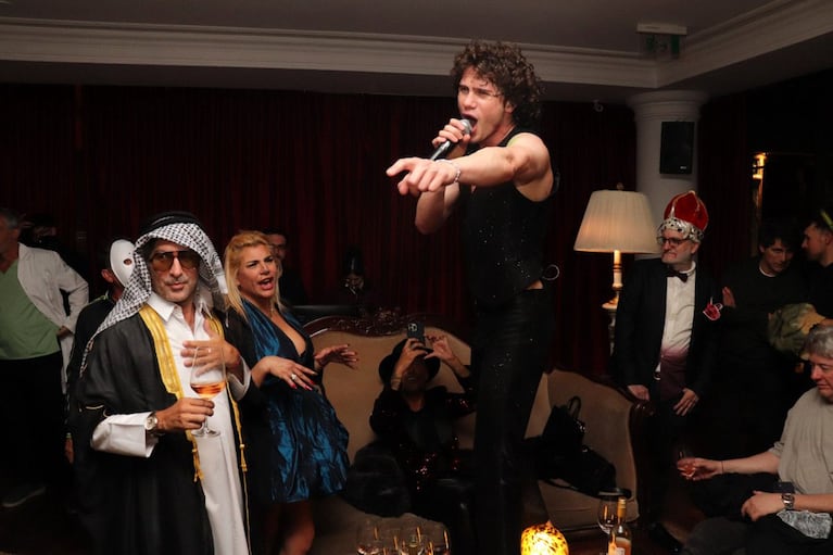 Lucas Edi cantó en la fiesta de los famosos en Halloween (Foto: Prensa Gaby Álvarez)