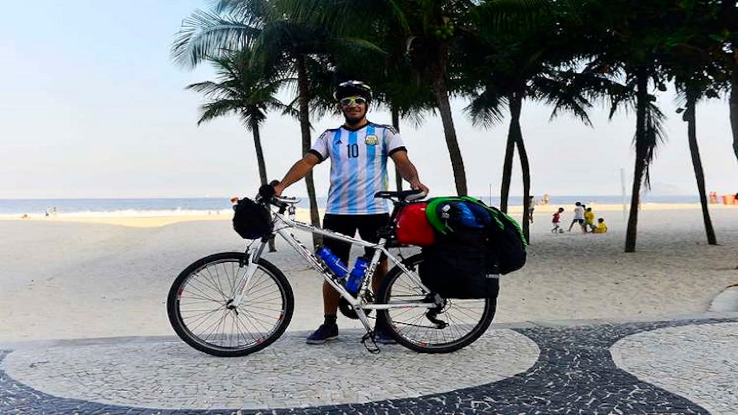 Lucas Ledezma inició su viaje en bicicleta con destino a Moscú
