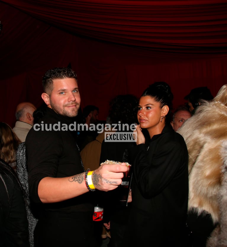 Lucas Locho Loccsisano y Agustina, su novia, en la función de prensa de Drácula, Resurrección. (Foto: Movilpress)