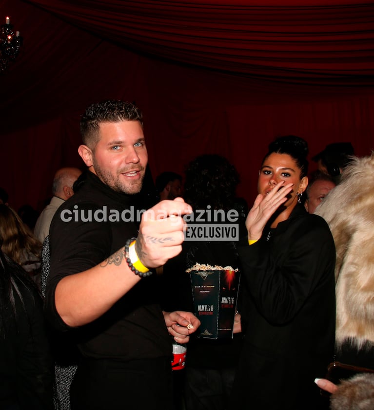 Lucas Locho Loccsisano y Agustina, su novia, en la función de prensa de Drácula, Resurrección. (Foto: Movilpress)