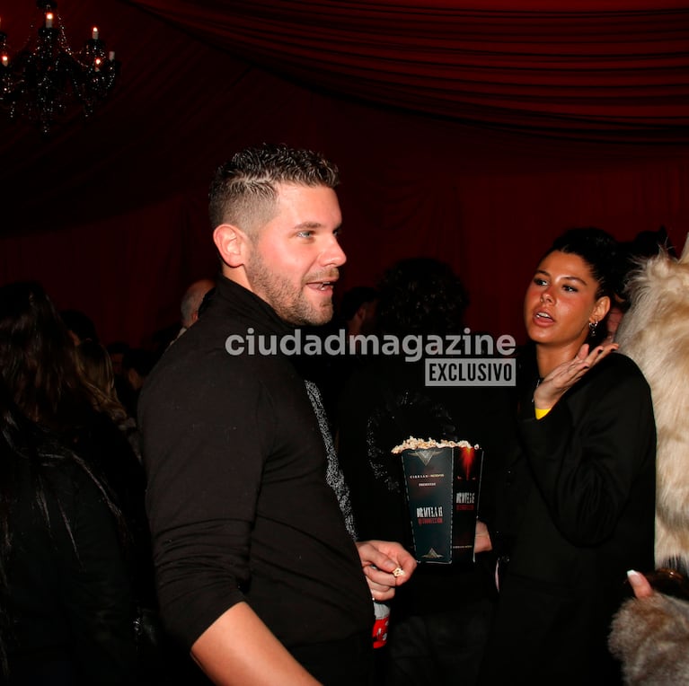 Lucas Locho Loccsisano y Agustina, su novia, en la función de prensa de Drácula, Resurrección. (Foto: Movilpress)