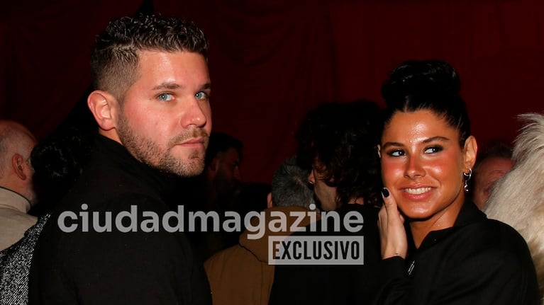 Lucas Locho Loccsisano y Agustina, su novia, en la función de prensa de Drácula, Resurrección. (Foto: Movilpress)