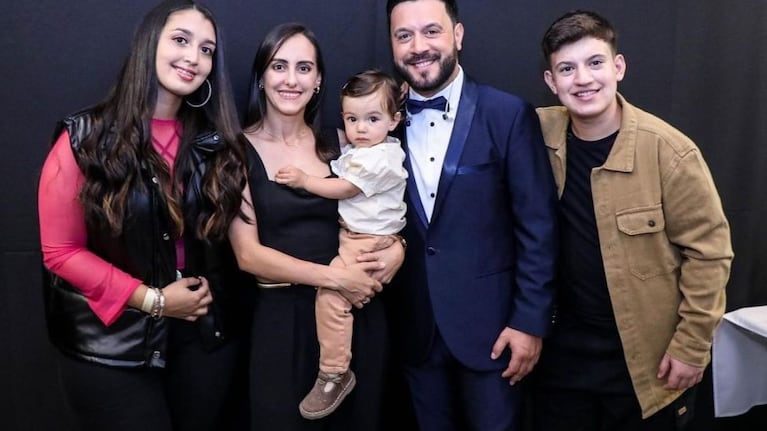 Lucas Sugo con su esposa Antonella y sus tres hijos: Florencia, Isabella y Lucas
