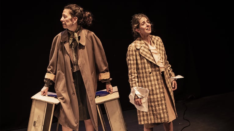 Lucía Adúriz y Nayla Pose en Quien sea llega tarde. Foto: prensa