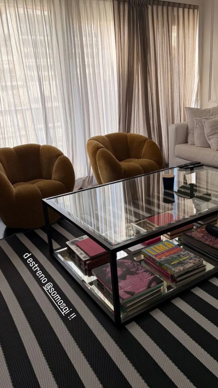 Lucía Celasco mostró la alfombra de rayas que también eligió Zaira Nara para su casa. Epígrafe: , con la alfombra de rayas como pieza central de la decoración. Fuente: Los Andes