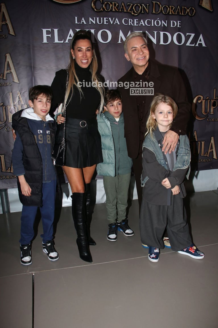 Luciana Elbusto con sus hijos en el estreno de Flavio Mendoza, La Cúpula (Foto: Movilpress).
