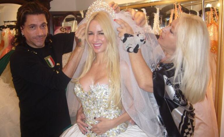 Luciana Salazar, blanca y radiante. (Foto: Alejandro Veroutis Prensa).