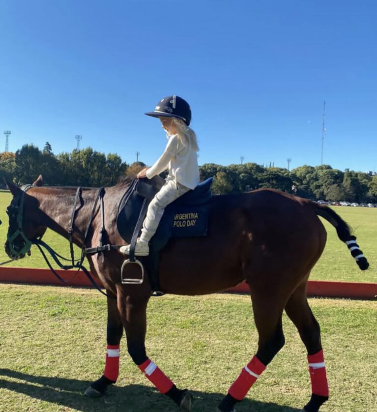 Luciana Salazar compartió dulces fotos de Matilda practicando polo