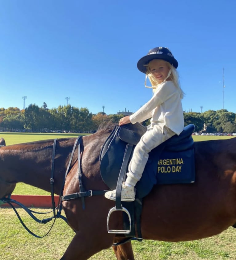 Luciana Salazar compartió dulces fotos de Matilda practicando polo