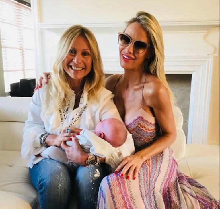 Luciana Salazar con Ana Rosenfeld y la recién nacida Matilda.