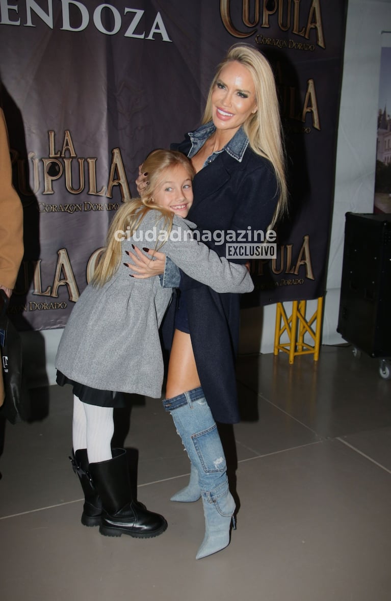 Luciana y Matilda Salazar en el estreno de Flavio Mendoza, La Cúpula (Foto: Movilpress).