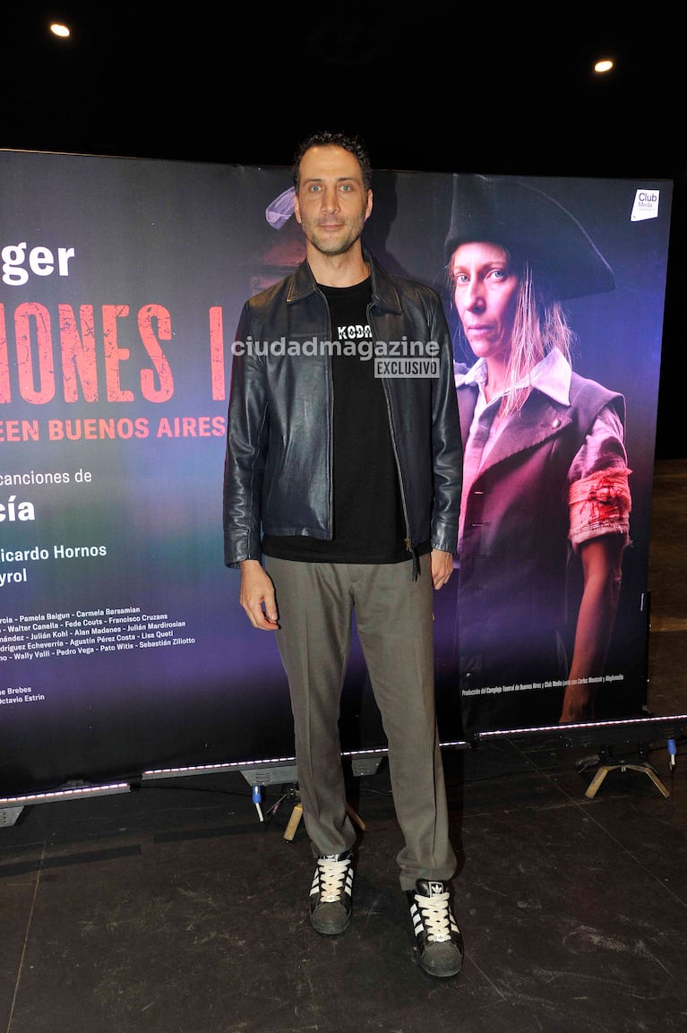 Luciano Cáceres en el estreno de Invasiones I, la obra protagonizada por Elena Roger (Foto: Movilpress).
