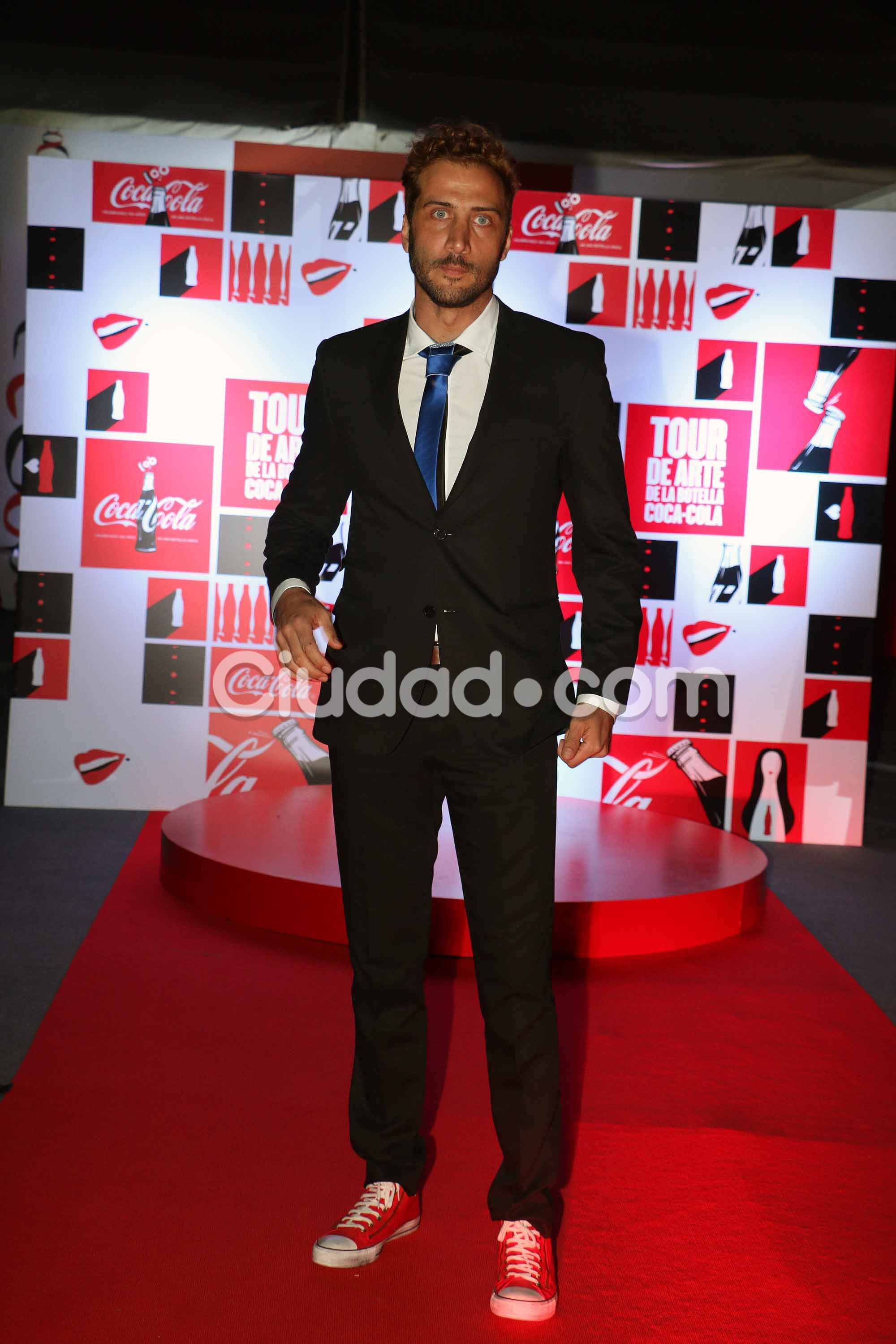 Luciano Cáceres, muy canchero de traje y zapatillas rojas (Fotos: Movilpress). 