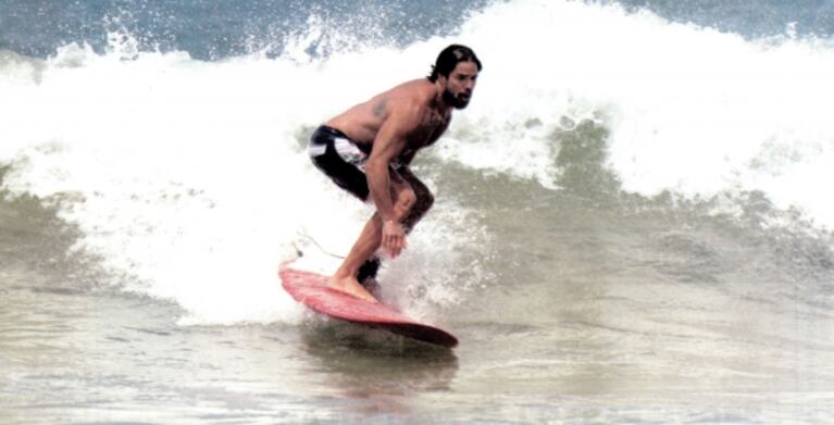 Luciano Castro y Sabrina Rojas, súper enamorados en Mar del Plata: días de surf y pasión en la playa